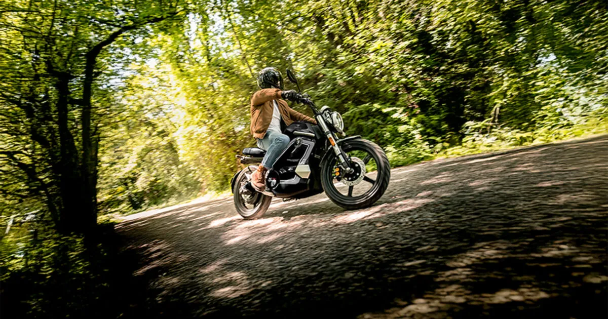 Vmoto TC Wanderer Pro, front three-quarter view